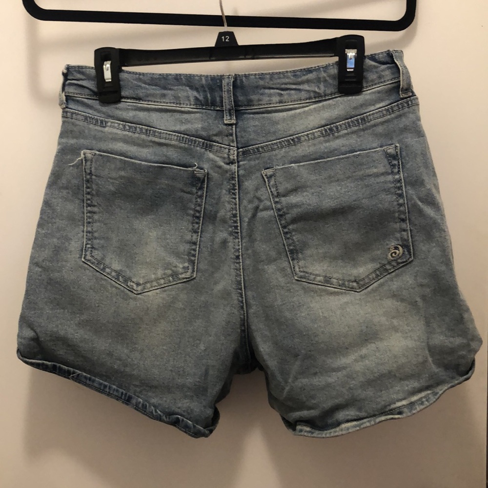 Shorts - Picture 3 of 3